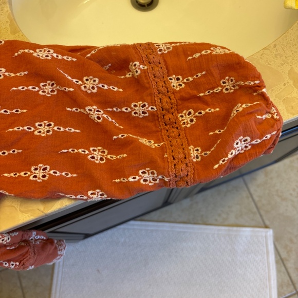 Flowy embroidered puff sleeved blouse - Picture 4 of 4